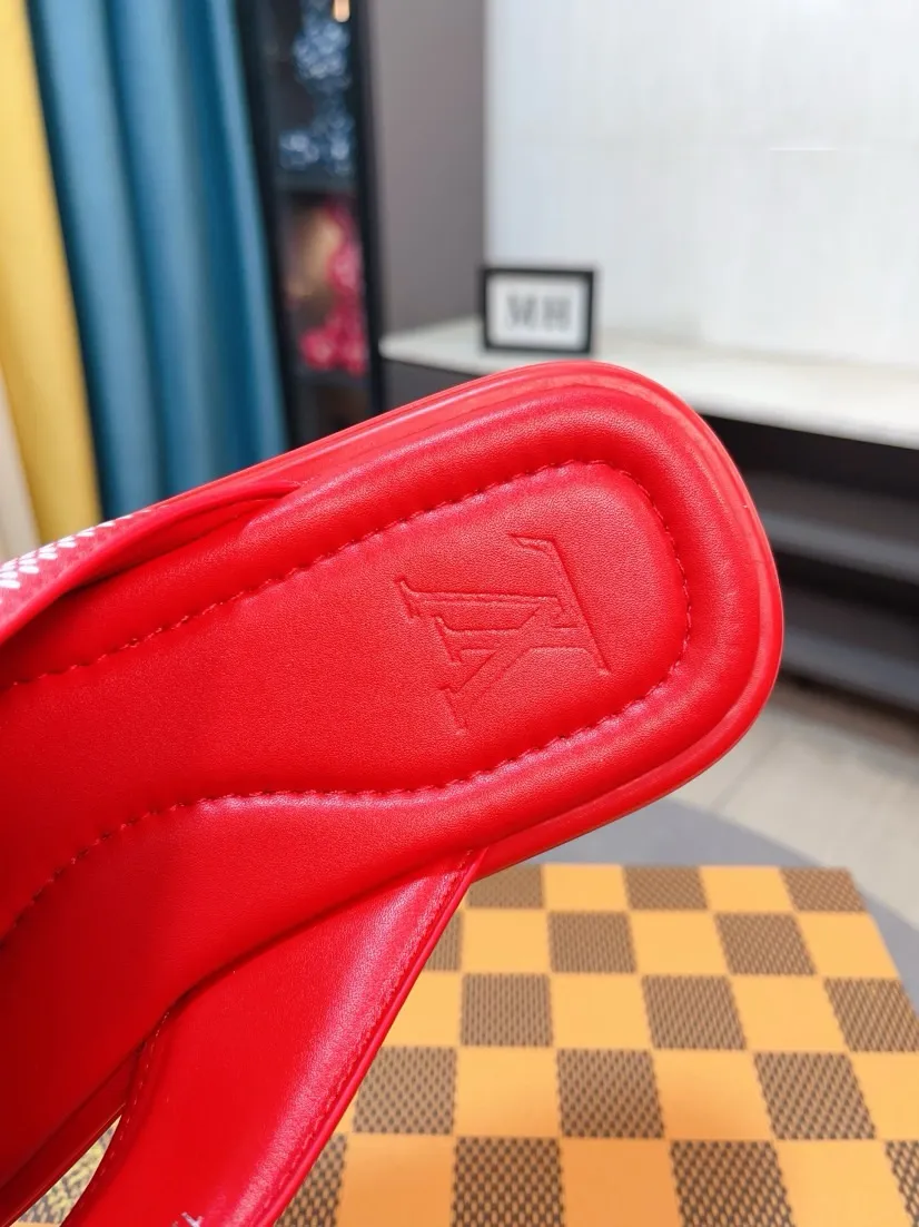Men's shoes 💰340🌹🌹 (lv-Louis Vuitton) New men's slippers, high-end boutique, exquisite embossed logo decoration on the upper, fine workmanship, super soft soles, casual, loose and comfortable, a must-have in summer! \nsize：38-44